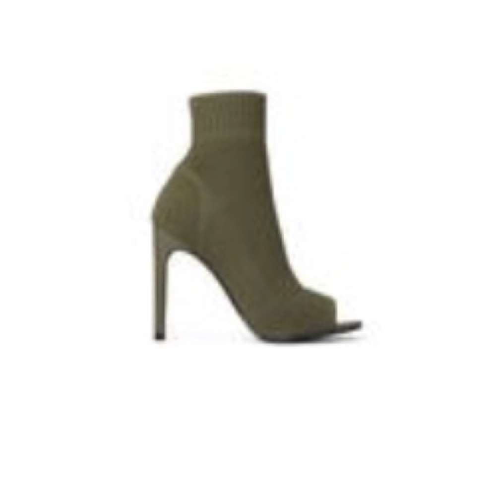Knitted booted heel